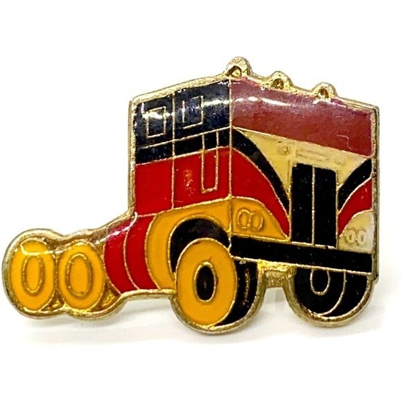 Semi trucker hat‎ pin, jacket pin, lapel pin, lit pin, backpack pin 80’s … - Picture 1 of 3